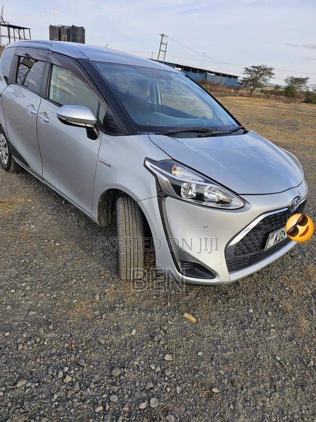 Toyota Sienta 1.5 Hybrid FWD 2019 Silver