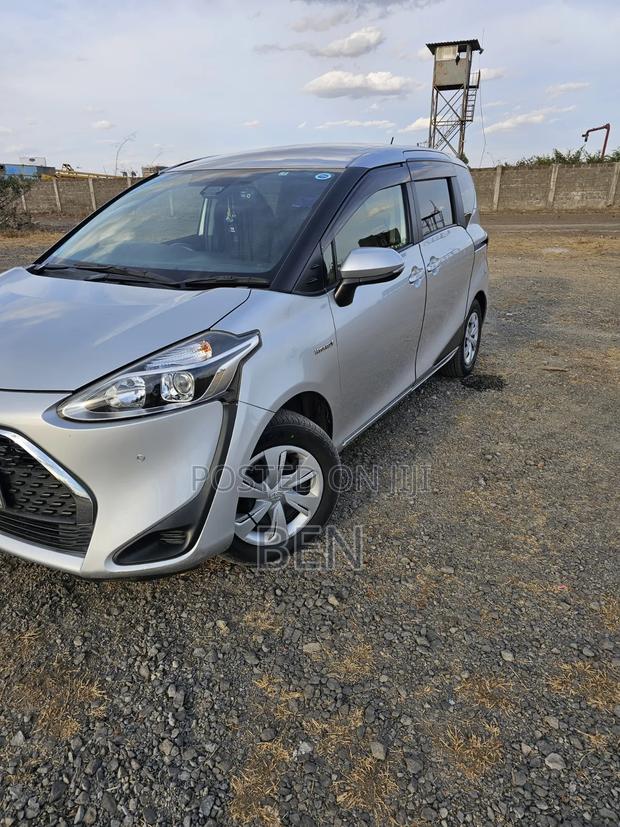 Toyota Sienta 1.5 Hybrid FWD 2019 Silver