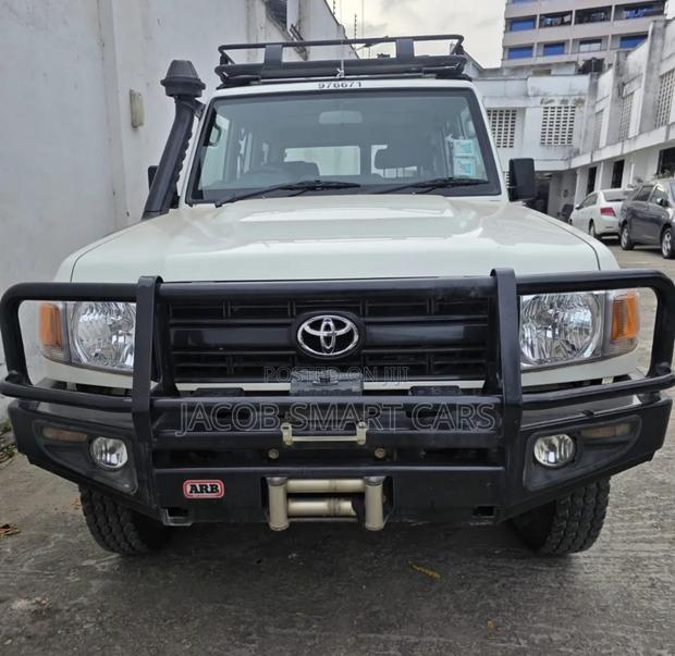 Toyota Land Cruiser 2021 White