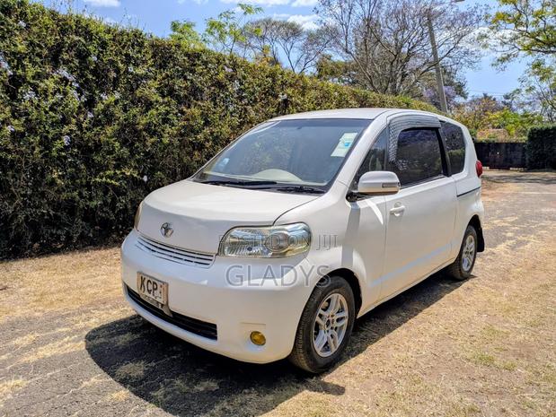 Toyota Porte 2011 White