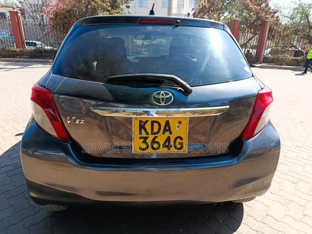 Toyota Vitz 1.3 FWD 3dr 2013 Gray