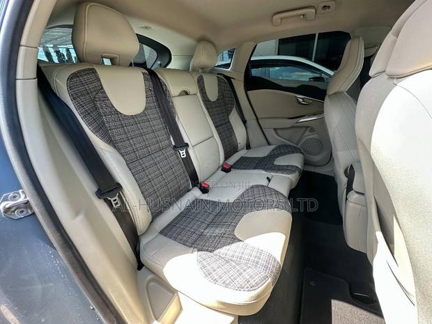 Volvo V40 2019 Gray