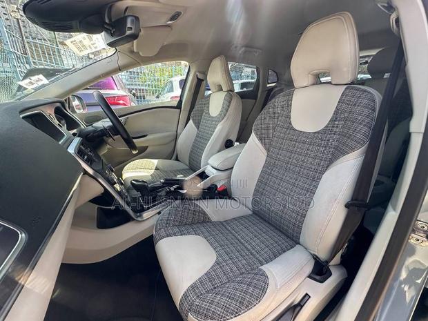 Volvo V40 2019 Gray