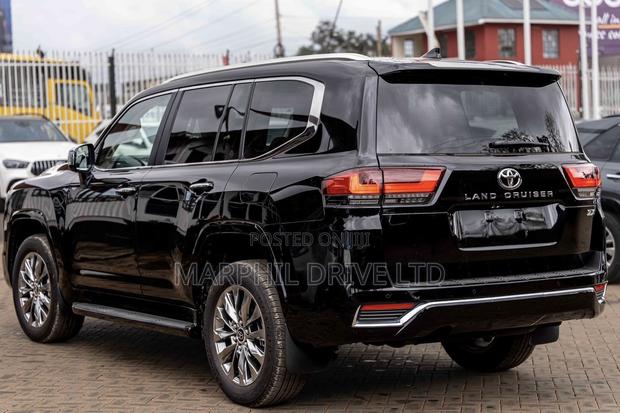 Toyota Land Cruiser LC300 2023 Black
