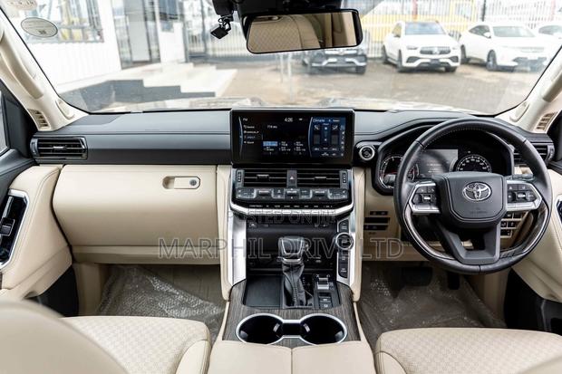 Toyota Land Cruiser LC300 2023 Black