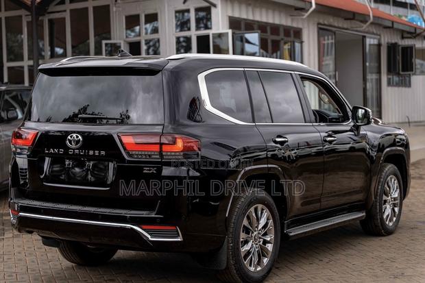 Toyota Land Cruiser LC300 2023 Black