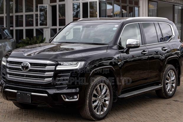 Toyota Land Cruiser LC300 2023 Black