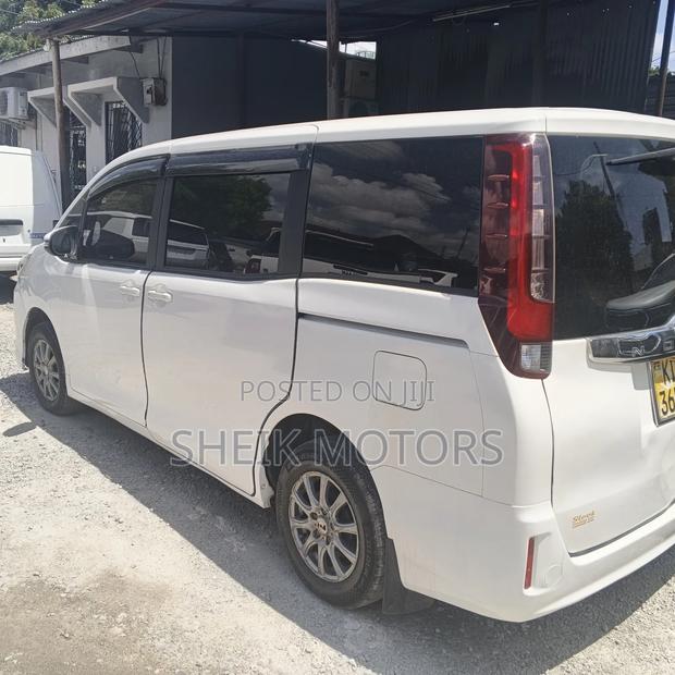 Toyota Esquire 2014 White