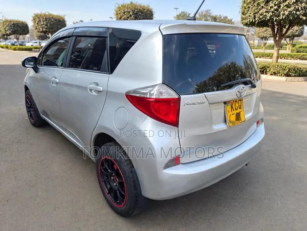 Toyota Ractis 2011 Silver