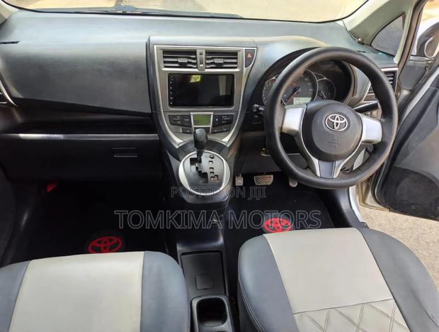 Toyota Ractis 2011 Silver