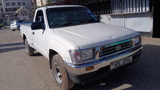 Toyota Hilux 2003 White