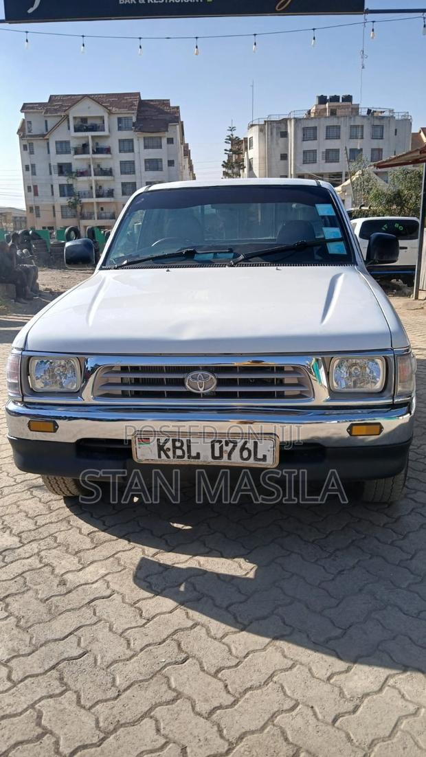Toyota Hilux 2003 White