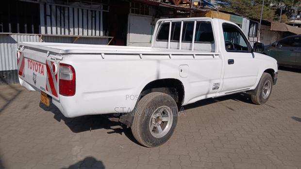 Toyota Hilux 2003 White