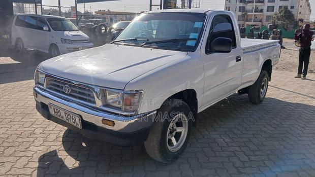 Toyota Hilux 2003 White