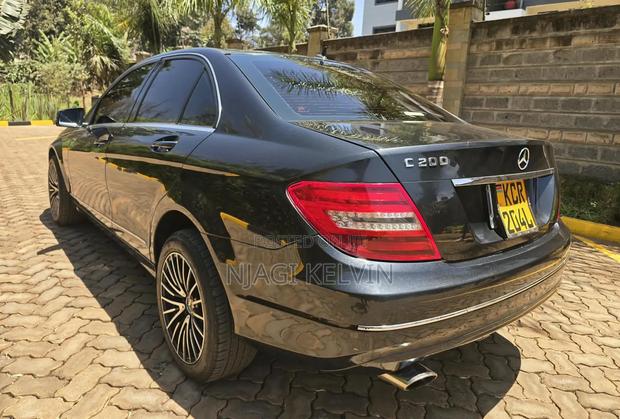 Mercedes-Benz C200 2011 Gray