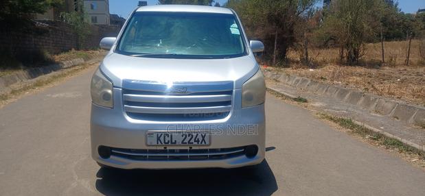 Toyota Noah 2.0 143hp FWD (8 Seater) 2009 Silver