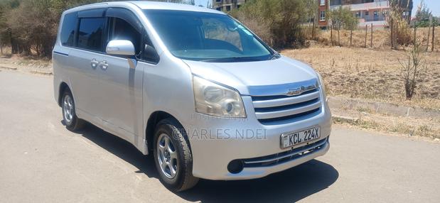 Toyota Noah 2.0 143hp FWD (8 Seater) 2009 Silver