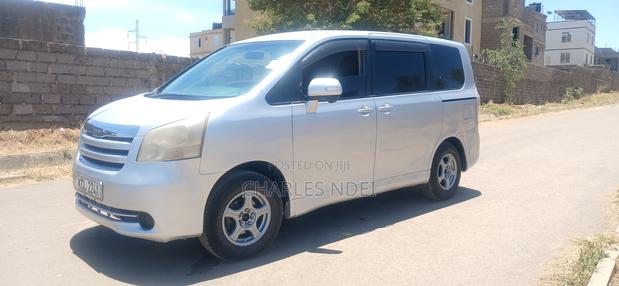 Toyota Noah 2.0 143hp FWD (8 Seater) 2009 Silver