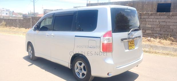 Toyota Noah 2.0 143hp FWD (8 Seater) 2009 Silver