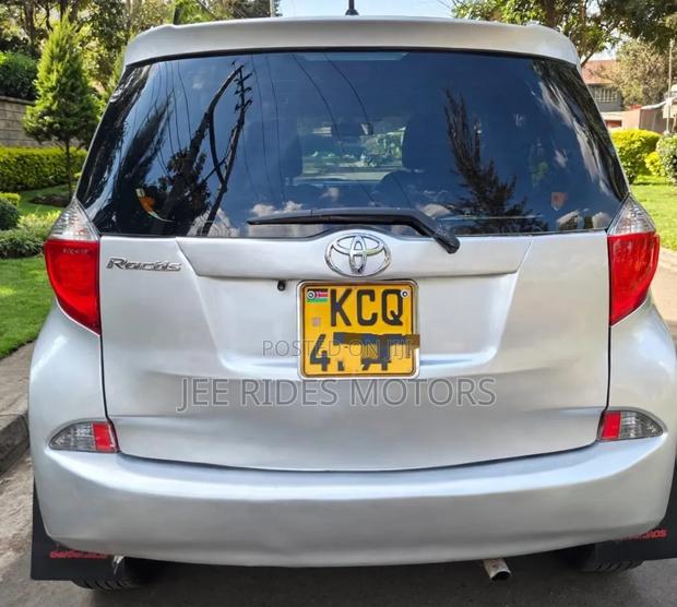 Toyota Ractis 2011 Silver