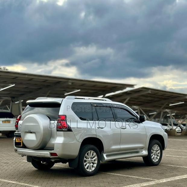 Toyota Land Cruiser Prado 2.8 2017 Silver