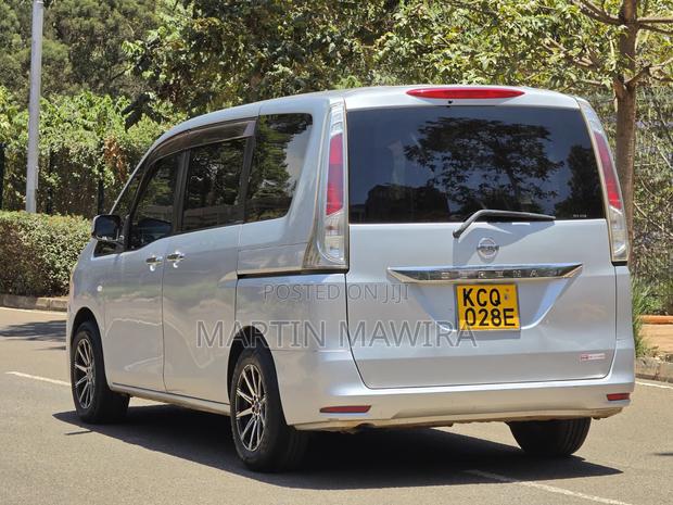 Nissan Serena 2011 Silver