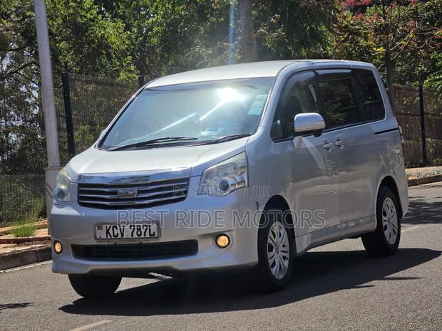 Toyota Noah 2.0 158hp FWD (8 Seater) 2012 Silver