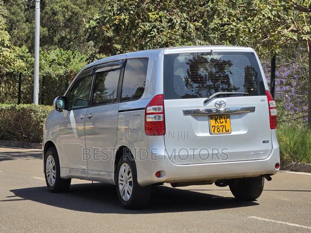 Toyota Noah 2.0 158hp FWD (8 Seater) 2012 Silver