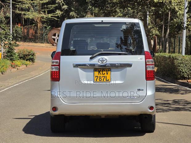 Toyota Noah 2.0 158hp FWD (8 Seater) 2012 Silver