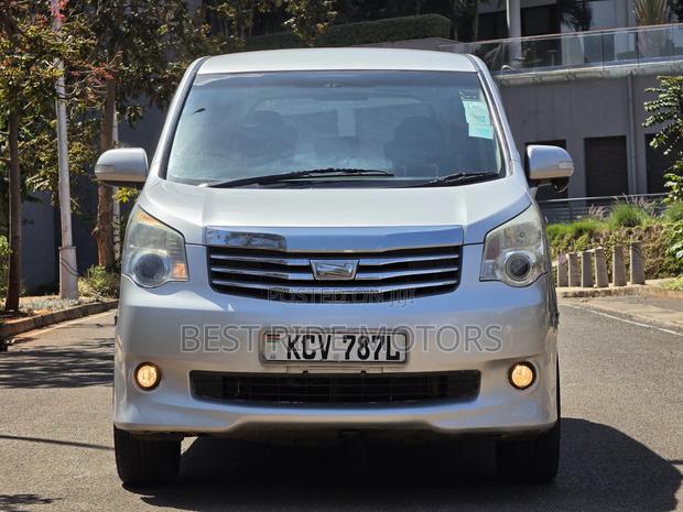 Toyota Noah 2.0 158hp FWD (8 Seater) 2012 Silver