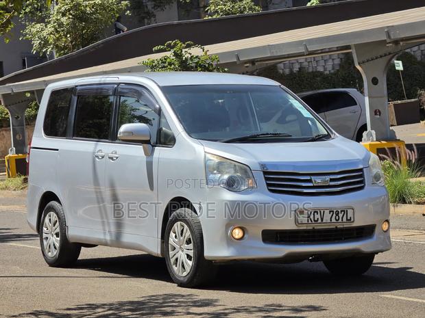 Toyota Noah 2.0 158hp FWD (8 Seater) 2012 Silver