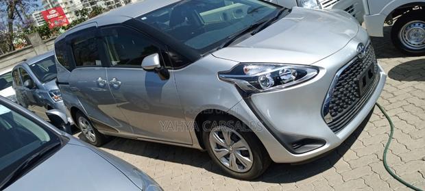 Toyota Sienta 2019 Silver