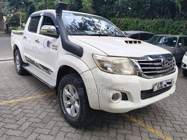 Toyota Hilux SR 4x4 2017 White