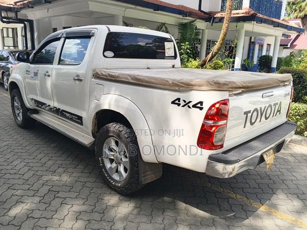 Toyota Hilux SR 4x4 2017 White