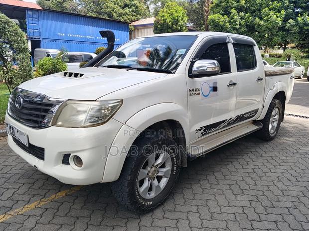 Toyota Hilux SR 4x4 2017 White