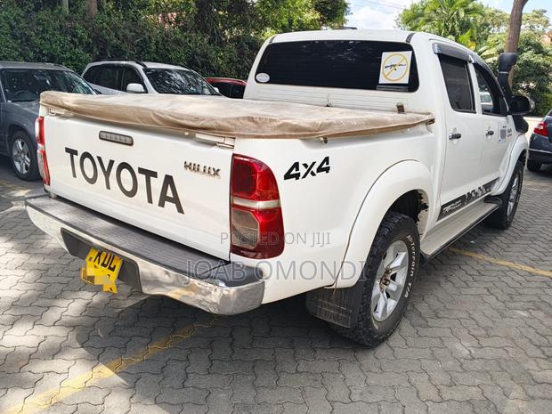 Toyota Hilux SR 4x4 2017 White