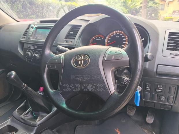 Toyota Hilux SR 4x4 2017 White