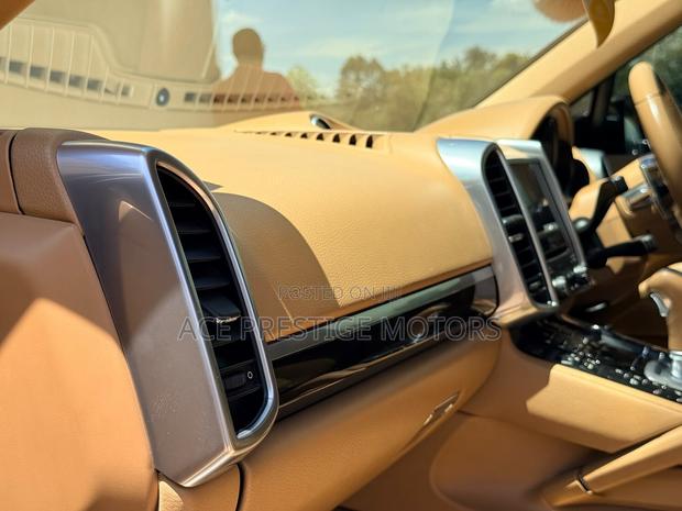 Porsche Cayenne 2016 Brown