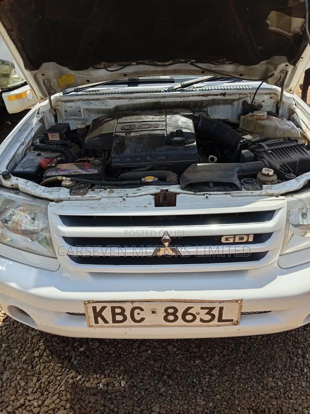 Mitsubishi Pajero 2001 White
