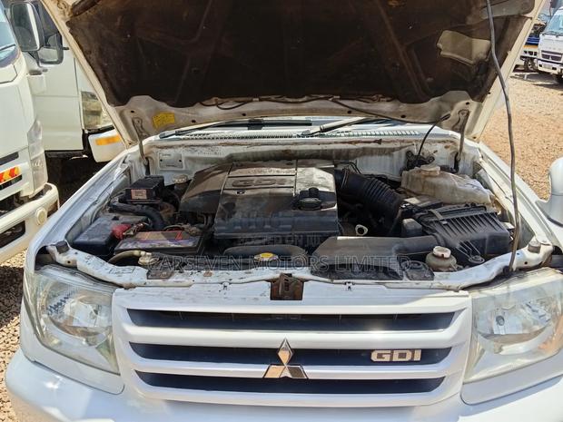 Mitsubishi Pajero 2001 White