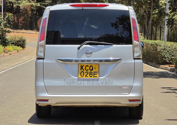 Nissan Serena 2011 Silver