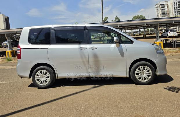 Toyota Noah 2012 Silver