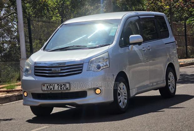 Toyota Noah 2012 Silver