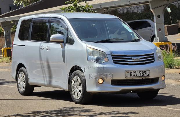 Toyota Noah 2012 Silver