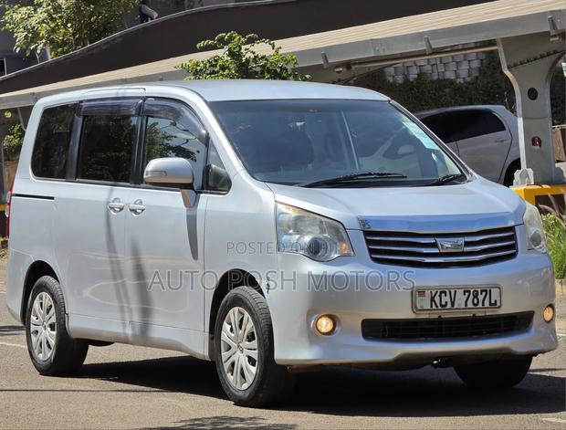 Toyota Noah 2012 Silver