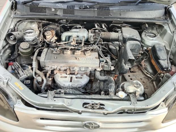 Toyota Raum 2000 Silver