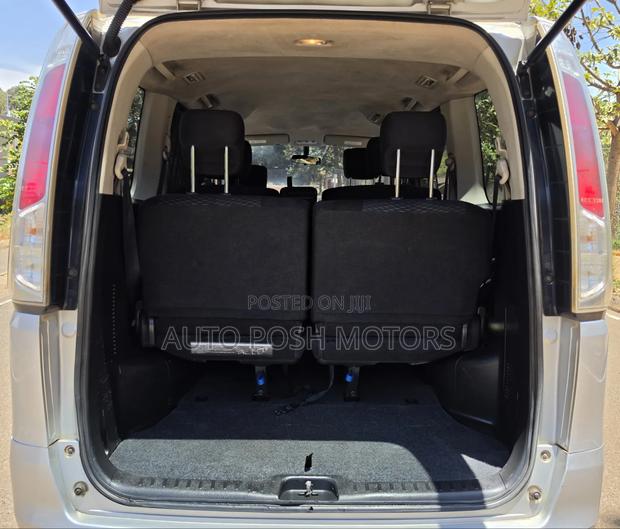 Nissan Serena 2011 Silver