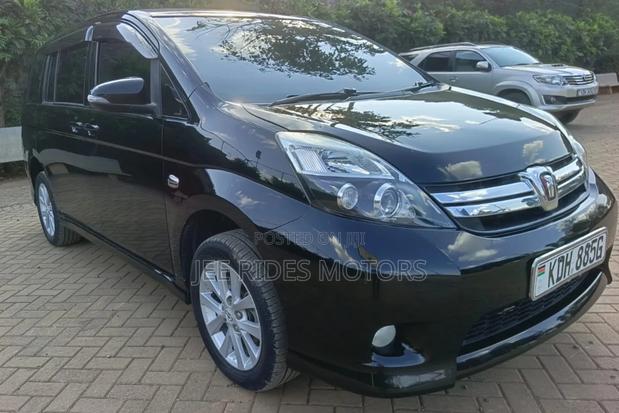 Toyota ISIS 2016 Matt Black