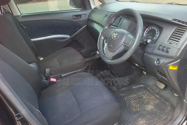 Toyota ISIS 2016 Matt Black
