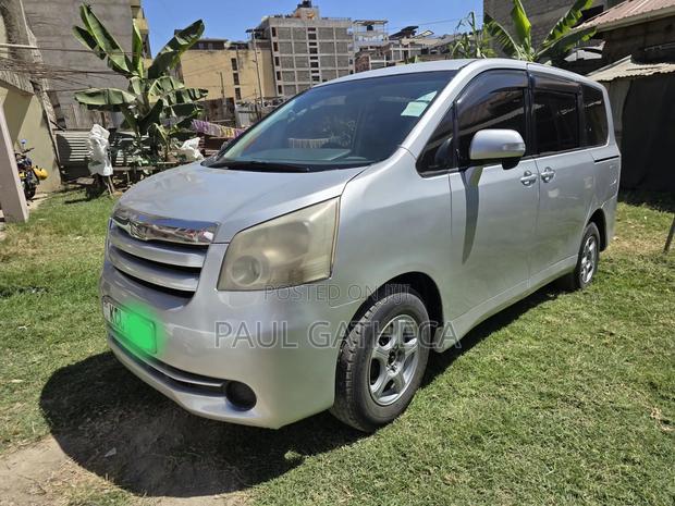 Toyota Noah 2010 Silver